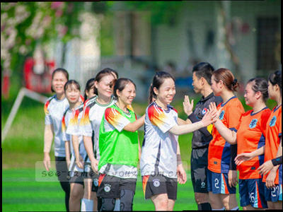 信封与箭头组成的意见反馈流程图解